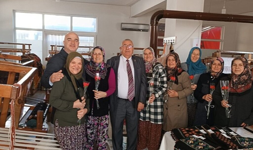 Saray Belediye Başkanı Özgen Erkiş, 8 Mart Dünya Emekçi Kadınlar Günü dolayısıyla emekçi kadın personellerine karanfil hediye edip, günlerini kutladı