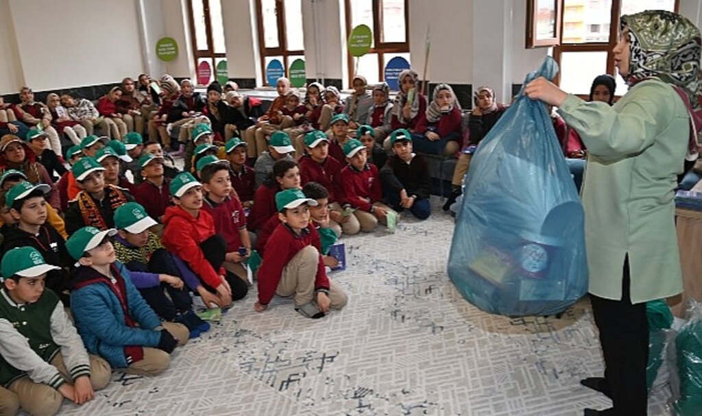Selçuklu Belediyesi yeni nesilde sıfır atık bilincinin artırılması amacıyla ilçede yer alan okullarda 