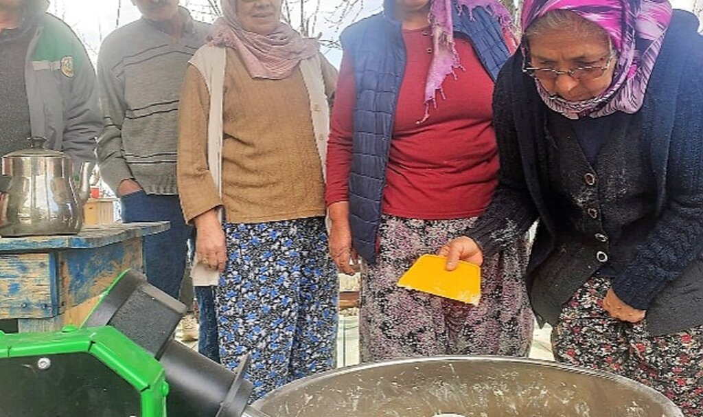 Serikli kadınlara Antalya Büyükşehir'den hamur yoğurma makinesi