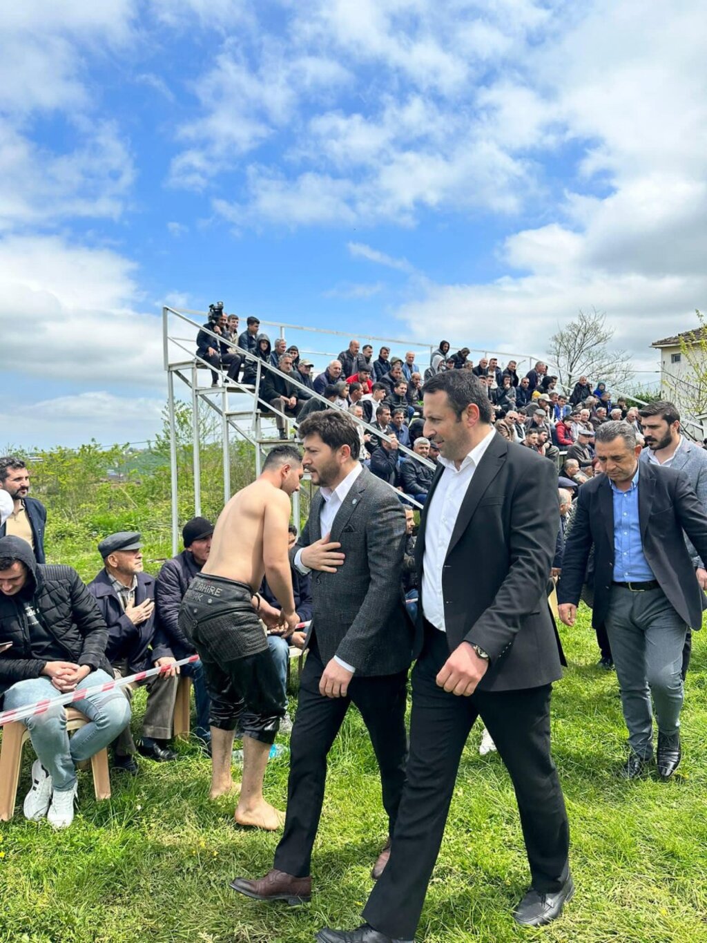 İYİ PARTİLİ AHMET KARKUCAK'A SEVGİ SELİ