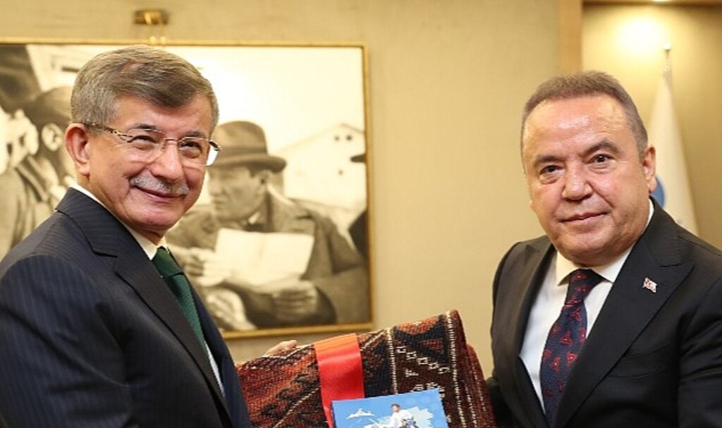 Ahmet Davutoğlu'dan Başkan Böcek'e ziyaret