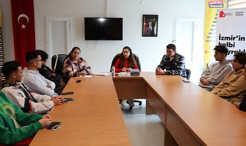 Bayraklı'da gençlik meclisi toplandı Seçim güvenliği için sahada çalışacaklar