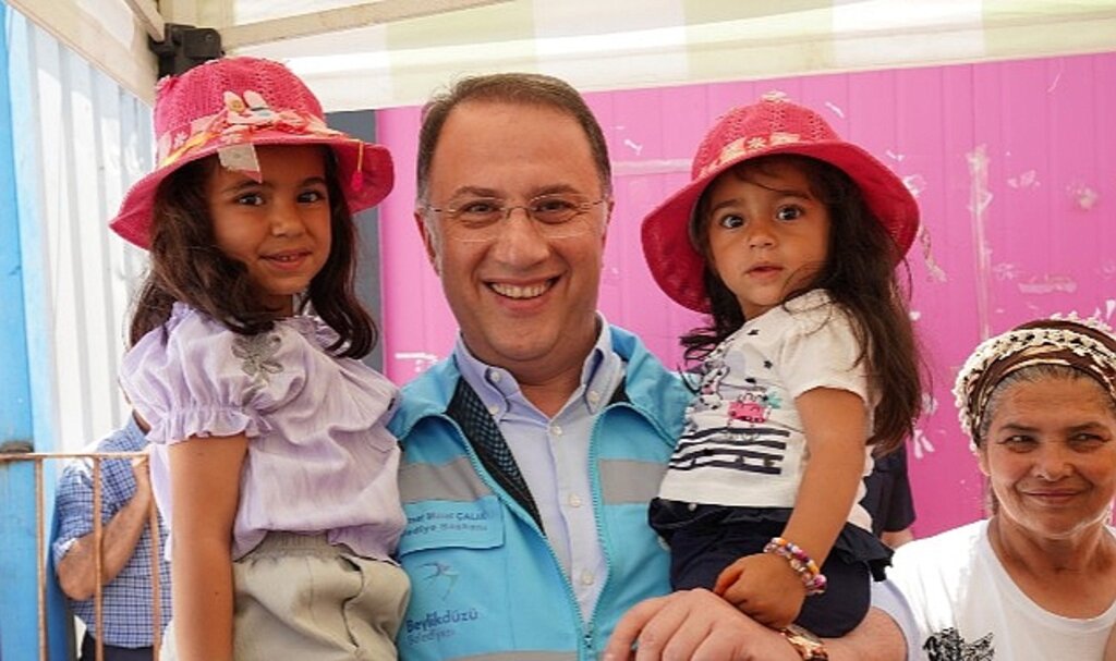 Beylikdüzü Belediye Başkanı Mehmet Murat Çalık, 23 Nisan Ulusal Egemenlik ve Çocuk Bayramı'nda afet bölgesindeki çocuklarla kutladı