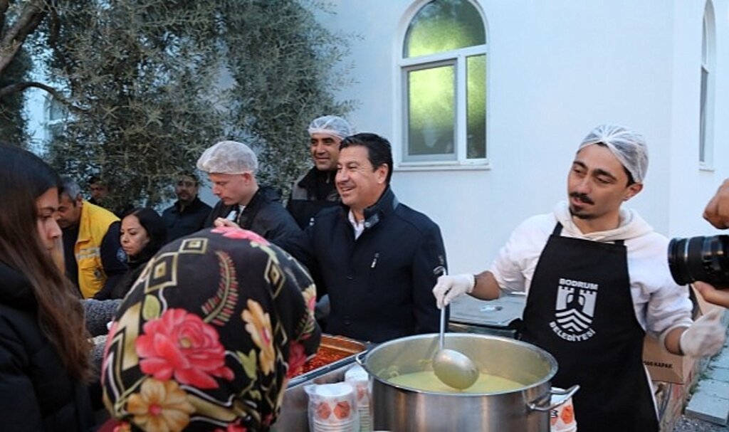 Bodrum Belediyesi'nin iftar programları kapsamında Karaova bölgesi mahallelerinde Başkan Aras ile vatandaşlar bir araya geldi