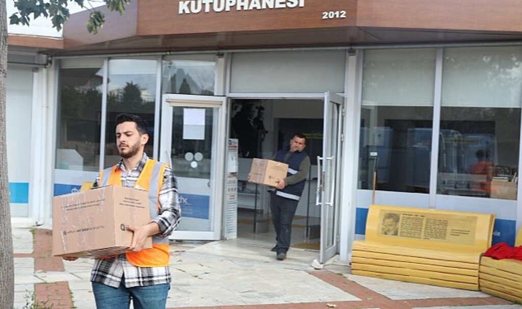 Depremzede Eren'in adı Hatay'da çadır kütüphanesinde yaşatılacak