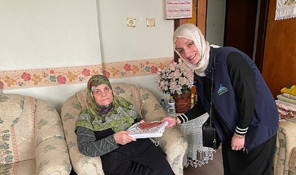 Kartepe Belediyesi Alo Evlat Sağlık Kulübü ekipleri, Ramazan Bayramı'nda da ilçenin çınarlarını unutmadı