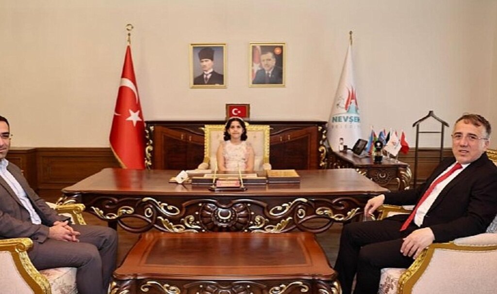Nevşehir Belediye Başkanı Dr. Mehmet Savran, 23 Nisan Ulusal Egemenlik ve Çocuk Bayramı dolayısıyla koltuğunu İlkokul 3. sınıf öğrencisi Fatma Ezgi Güçlü'ye devretti