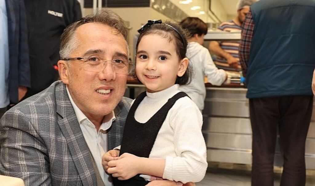 Nevşehir Belediye Başkanı Dr. Mehmet Savran, iftarda orucunu Nevşehir'de misafir edilen depremzedeler ile birlikte açtı