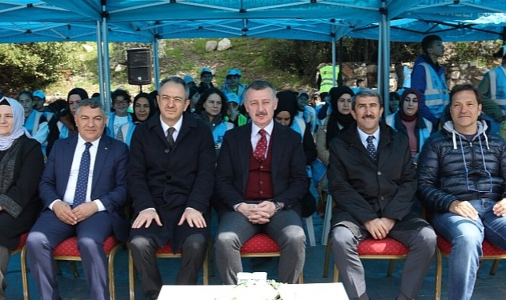 Tavşancıl sahilinden 6 bin yavru balık İzmit Körfezine salındı