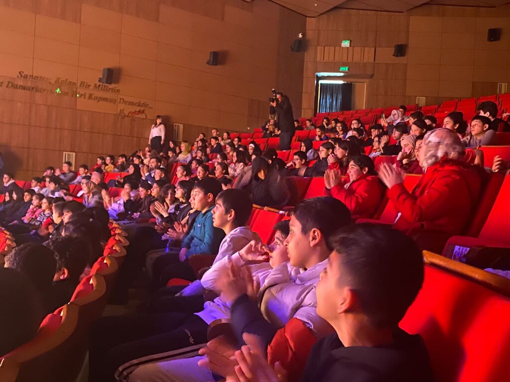 DEPREMZEDE ÖĞRENCİLER ATAKUM'DA TİYATRO İZLEDİ