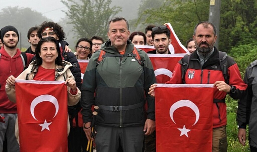 19 Mayıs'ı Uludağ'da yürüyüş yaparak kutladılar