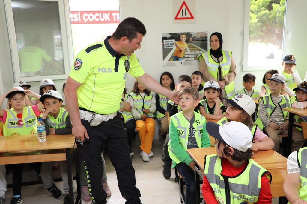 İHSAN KALKAVAN TRAFİK PİSTİ TERME FATİH İLKÖĞRETİM OKULU ÖĞRENCİLERİNİ AĞIRLADI