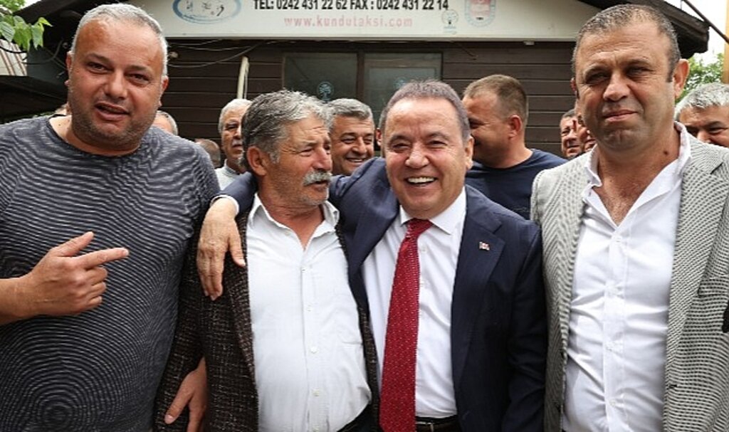 Başkan Böcek Trafik Kontrol Merkezi'ni ziyaret etti