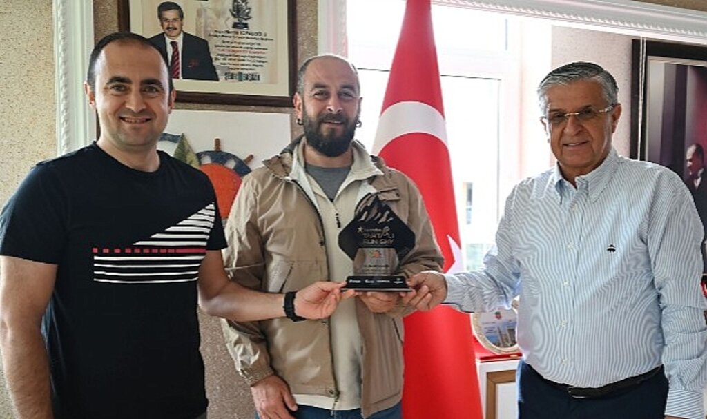 Başkan Topaloğlu'na teşekkür plaketi
