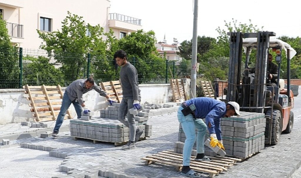 Burhaniye'de Yol Yapım ve Onarım Çalışmaları Aralıksız Devam Ediyor