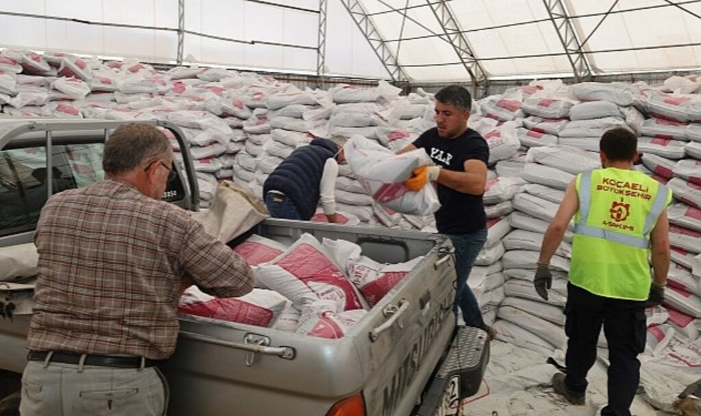 Büyükşehir'den çiftçilere yüzde 50 hibeli gübre dağıtımı sürüyor
