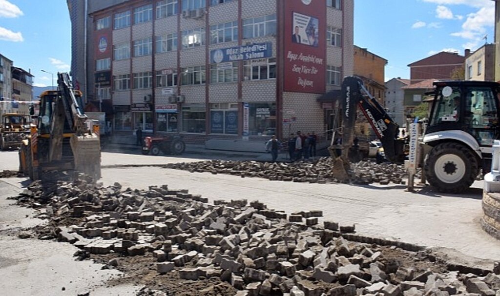 Ilgaz'da Çarşı İçi Yol ve Kaldırım Düzenlemeleri Başladı