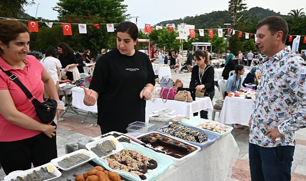 Kemer'de üreten ev hanımları kermesi yapıldı