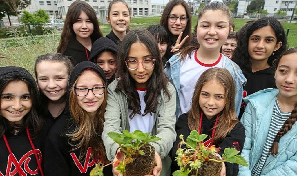 Öğrenciler Mini Bostan'da fide dikti