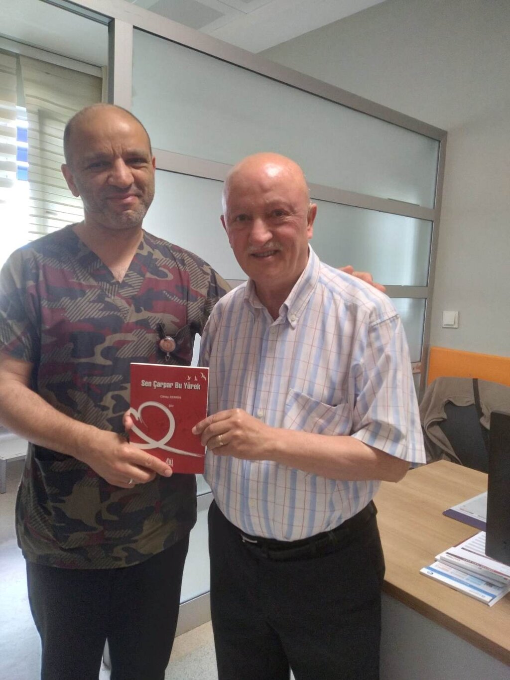 ŞAİR ÖĞRETMENDEN DOKTOR ÖĞRENCİSİNE ŞİİR KİTABI HEDİYESİ