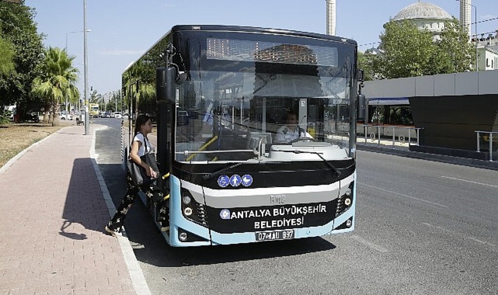 Antalya Büyükşehir Belediyesi'ne ait resmi plakalı toplu ulaşım araçları ve hafif raylı sistem araçları 4 günlük bayram tatilinde toplu ulaşımda ücretsiz yolcu taşıyacak.