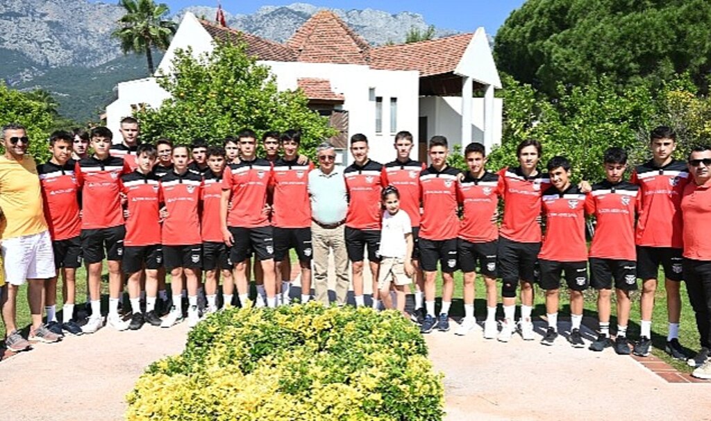 Başkan'dan şampiyon takıma kahvaltı