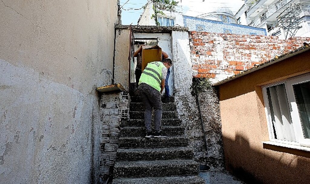 Bayraklı'da sosyal yardımlar arttı - Vatandaşın yüzü güldü