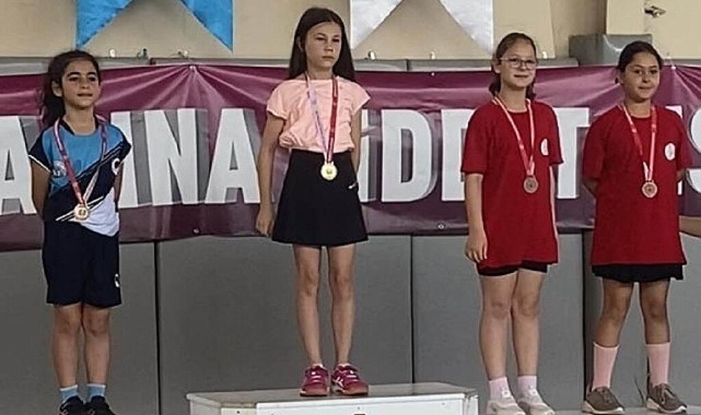 Bayraklılı sporculardan 'Badminton' başarısı