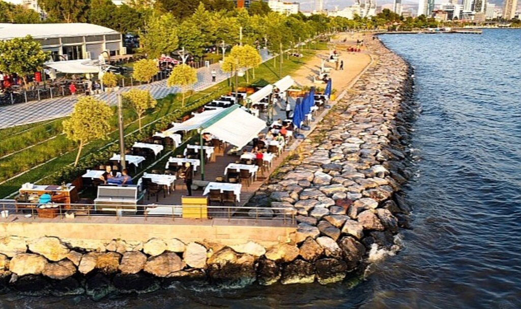 Bayraklı'nın sosyal tesisleri misafirlerini bekliyor