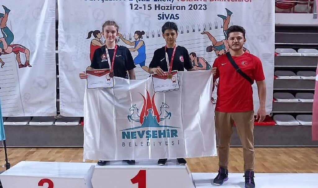 Güreşçiler Sivas'tan Altın ve Bronz madalya ile dönüyor