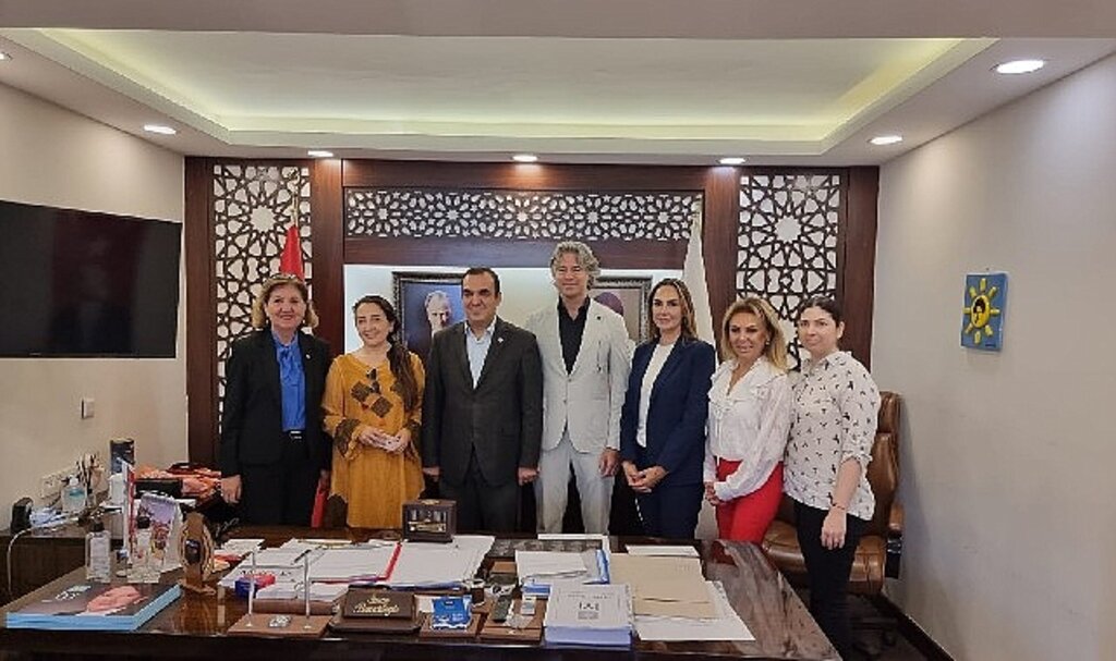 İyi Parti İl Başkanı Bezircilioğlu'ndan İzmir Kızılay'a Kurban bağışı