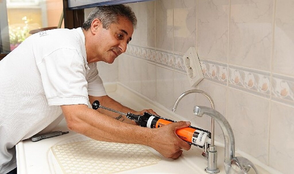 Karşıyaka Belediyesi'nin evde tamir hizmetine yoğun ilgi