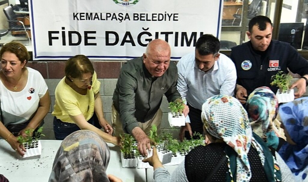 Kemalpaşa'da Fideler Toprakla Buluşuyor