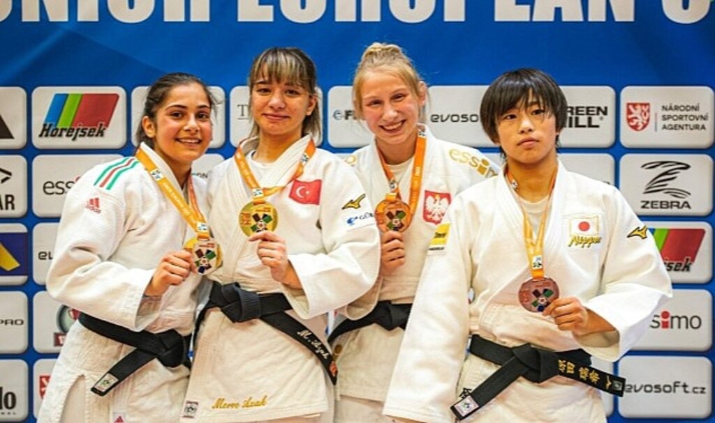 Merve ve Ayşenur, Avrupa'dan madalyayla döndü