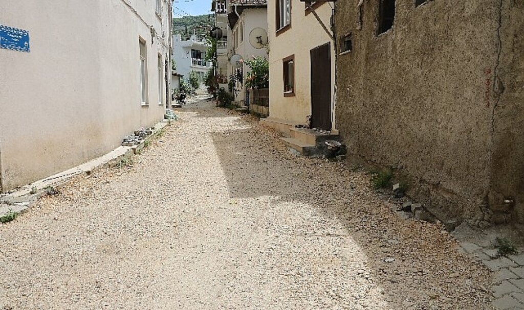 Mudanya Belediyesi, Büyükşehir'in unuttuğu Kumyaka'da yolları yenileyecek