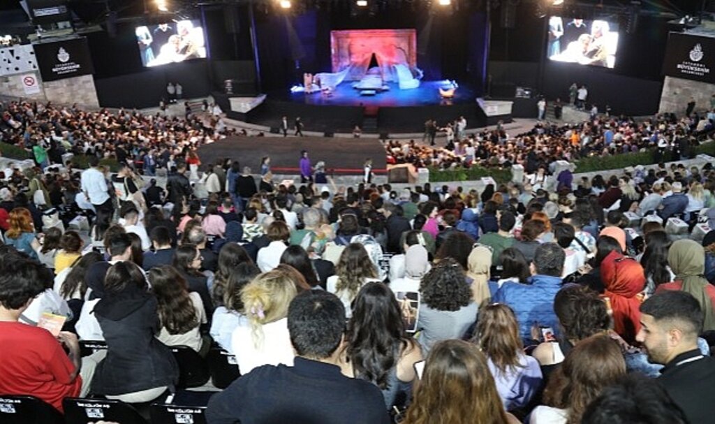 Rüstemoğlu Cemal'in Tuhaf Hikayesi Açık Havada Unutulmaz Bir Gece Yaşattı