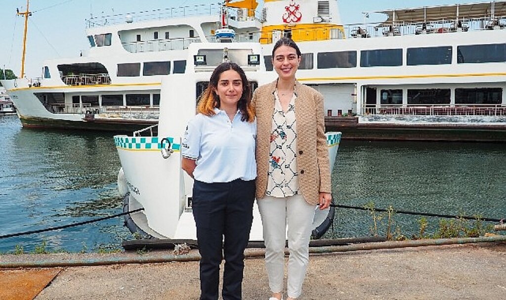 Şehir Hatları tarihinin ilk kadın kaptanı Deniz Taksi'nin dümeninde