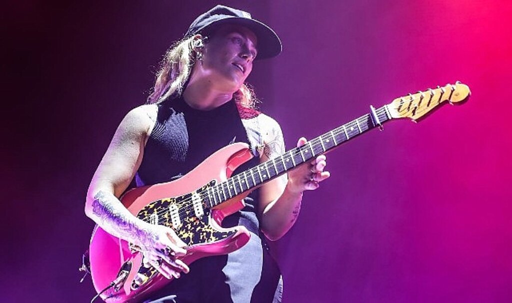 Tash Sultana Türkiye'de İlk Kez PSM Loves Summer by %100 Müzik Kapsamında Müzikseverlerle Buluştu