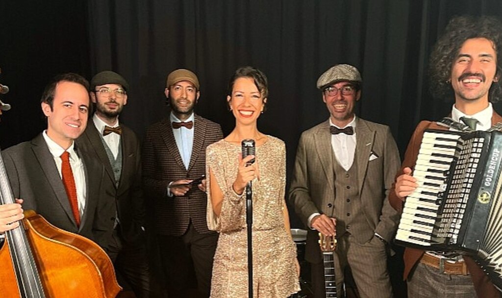 Yapı Kredi bomontiada Avluda Caz serisi bu hafta gypsy caz grubu 