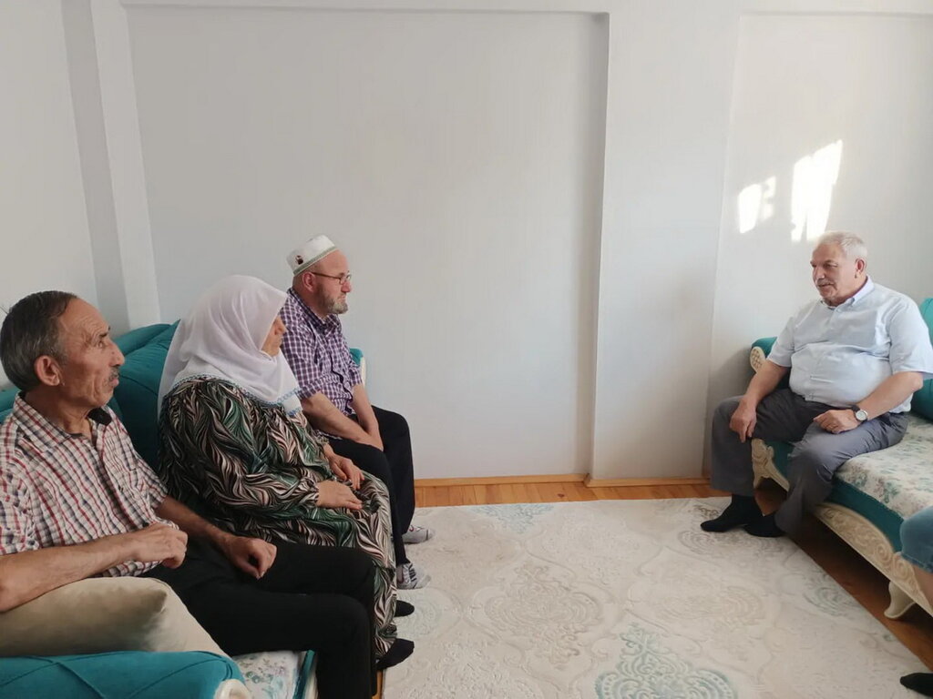 DEMİRTAŞ HAC VAZİFESİNİ YERİNE GETİREN HACILARI EVİNDE ZİYARET EDİYOR