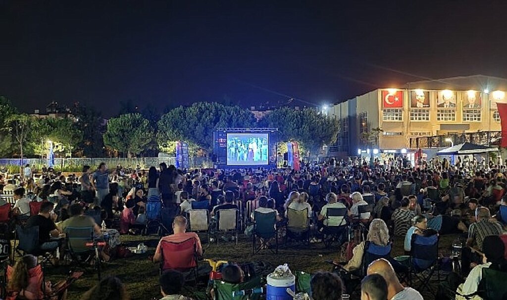 Aydın Büyükşehir Belediyesi'nin Sinema Geceleri beğeni topluyor