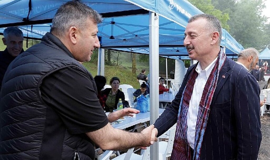 Başkan Büyükakın'a hediye kemençe