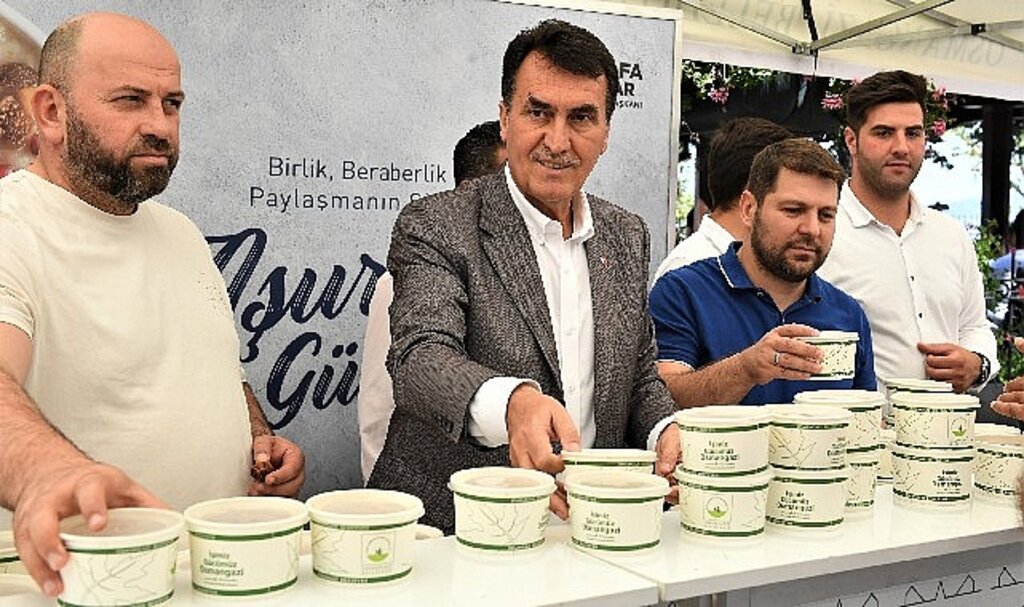 Başkan Dündar, vatandaşlara aşure ikram etti