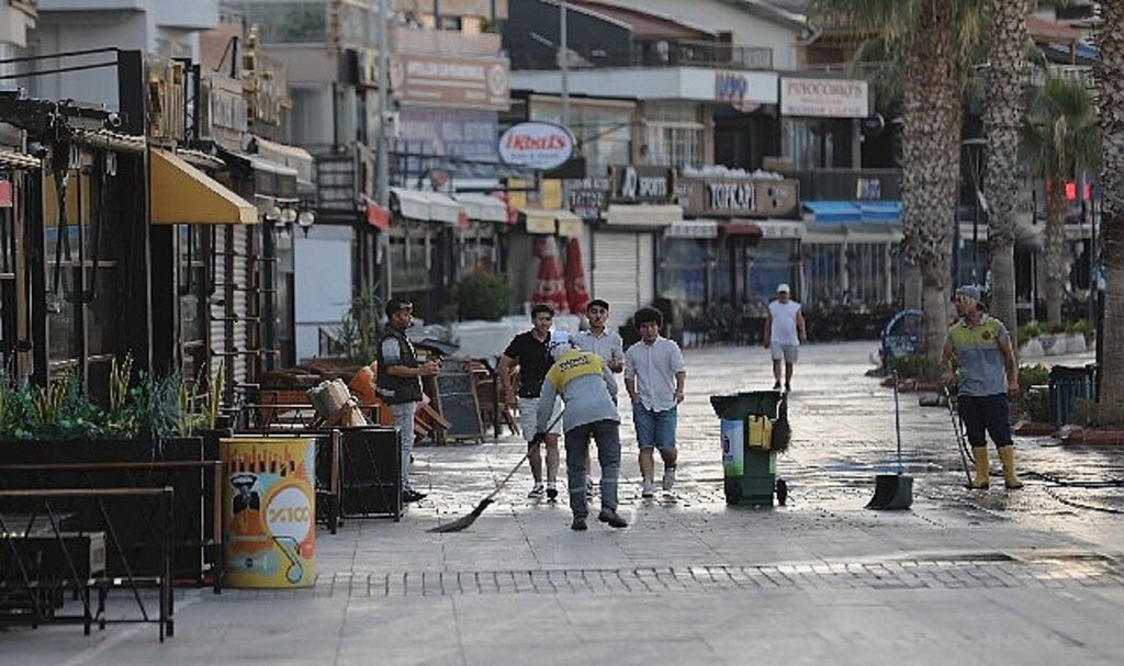 Didim'de temizlik ekiplerinden sabah mesaisi 