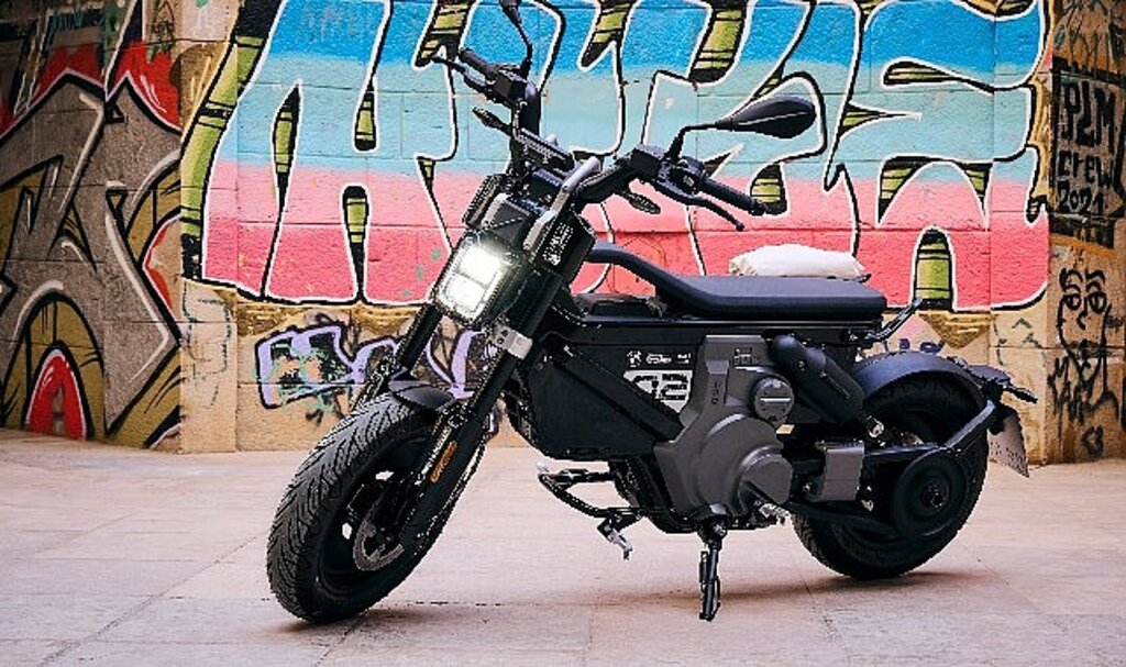 Elektrikli, Fütüristik ve Radikal: BMW CE 02 Tanıtıldı