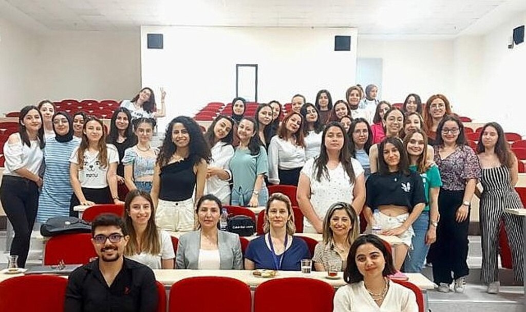 EÜ'de Ebelik öğrencilerine hamilelikte diş sağlığı eğitimi verildi