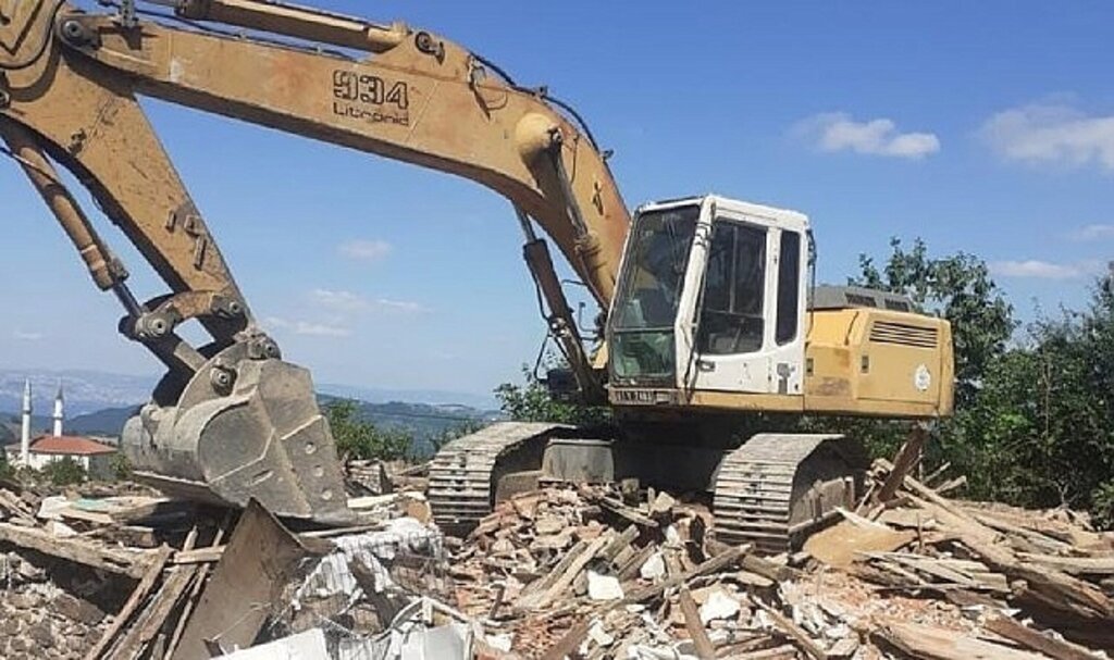 Gölcük'te metruk ve orta hasarlı bina yıkımları sürüyor