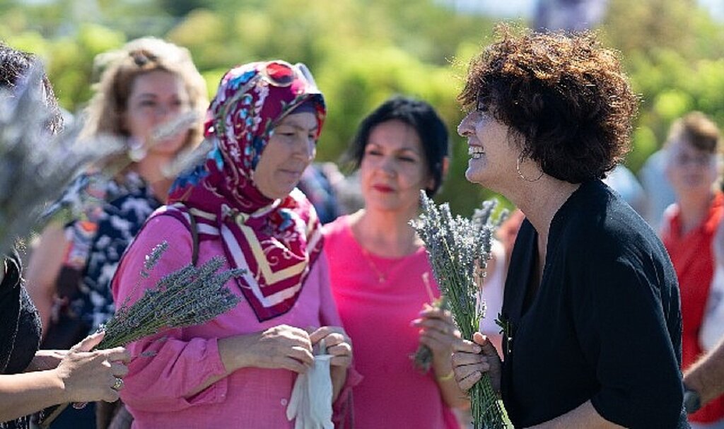 İmece usulü lavanta hasadında dayanışma örneği
