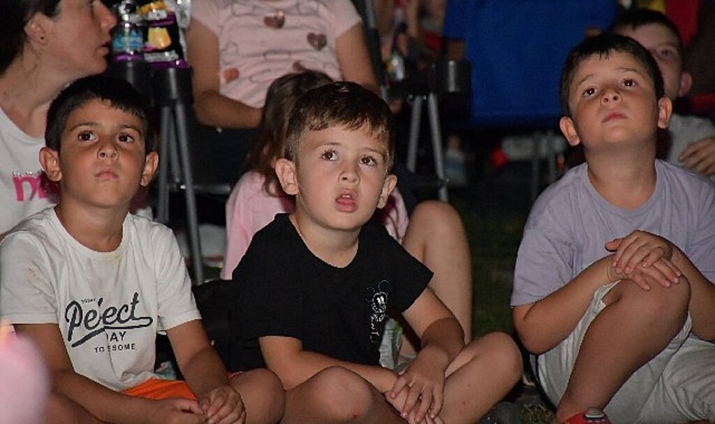 İznik'te Açık Hava Sinemasına Miniklerden Yoğun İlgi