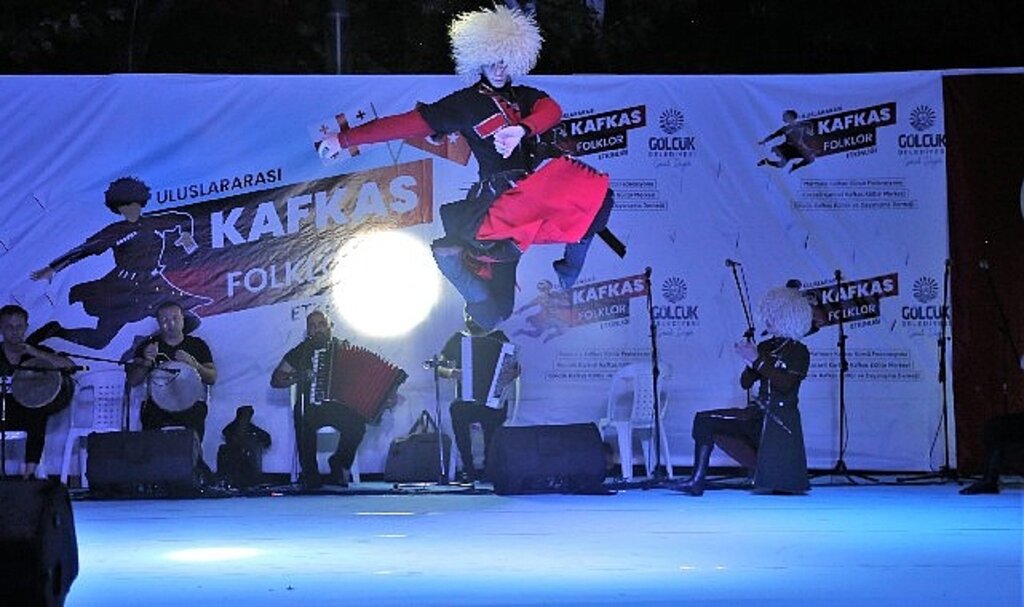 Kafkas Halk Oyunları Gölcük'te Resital sunacak